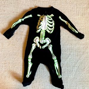 4/25$ Old navy sleep&play sleeper pajamas-3-6 months- Halloween skeleton